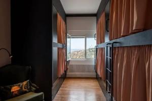 BEDWAVE Seaside Mansion Hostel, Piraeus
