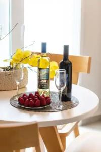 Triple Studio with Mountain View in Akrogiali Luxury Aparthotel - 12