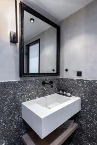 The Athenians Art Apartments - 54