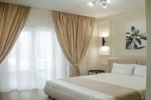Dream Hotel, Ismail