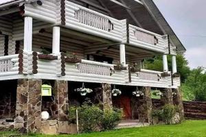 Bila Troyanda Villa, Iska