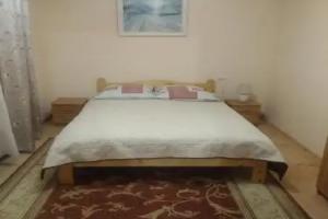 Medoviy dvir Mini-hotel, Iska