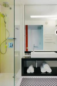 Courtyard Warsaw Airport - 8