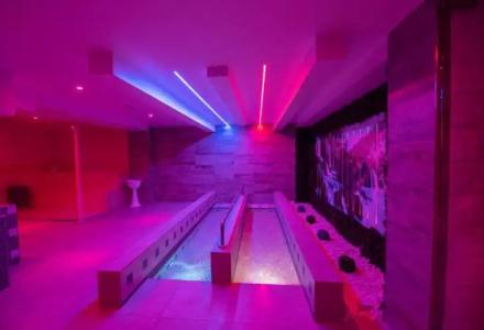 White Apartments & Spa - 17