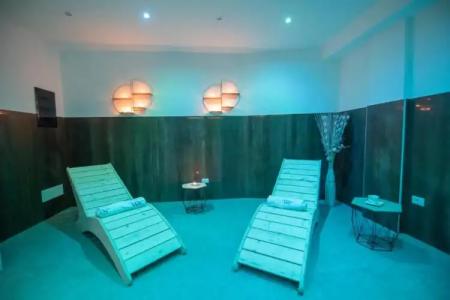 White Apartments & Spa - 11