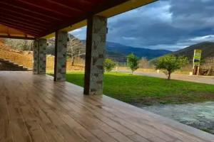 Lugina e Komanit Hotel, Comani