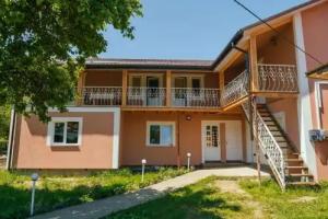 Pid sosnami Guest house, Kryvorivnia