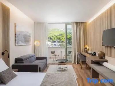 Aminess Laurel Khalani - 82