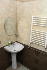 Bee Lucky Hostel and Tours - 6