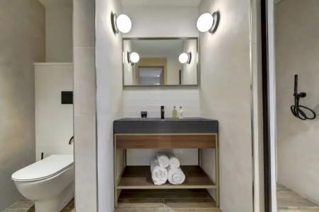 Land's End, Boutique - 5