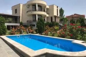 White Luxury Villa With Swimming Pool In City Center, Yerevan