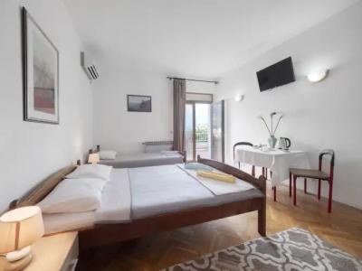 Madra Rooms and Apartments - 8