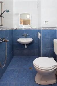 Blue Sky - & Parking - 10