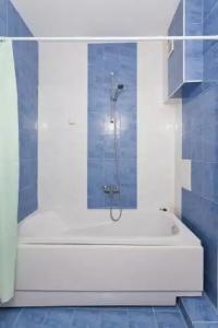 Blue Sky - & Parking - 9