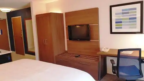 Holiday Inn Express & Suites SURREY by IHG - 28