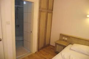 Golden Star Hotel, Side