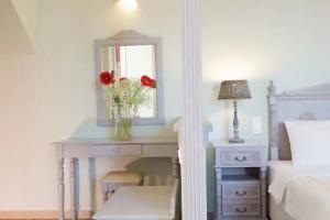 Red Tower Hotel, Nikiana