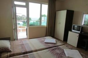 Emerald Hotel, Kiten