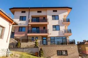 Hotel Kristal, Dospad