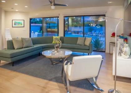 Mid-Century Deluxe - 66