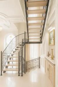 Royal Renaissance - 81