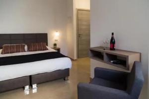 Johnny Hotel, Jerusalem