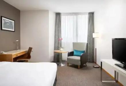 DoubleTree by Hilton - 32