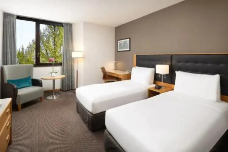 DoubleTree by Hilton - 6