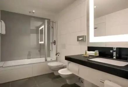 DoubleTree by Hilton - 57