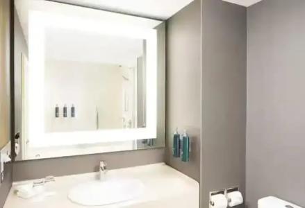 DoubleTree by Hilton - 33