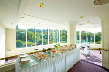 DoubleTree by Hilton - 11