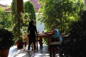 Talisman Village Hotel, Basteri