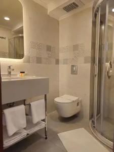 May Flower Apart - 68