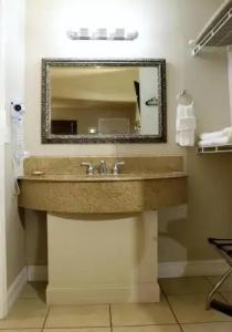 Monte Carlo Inn - 10