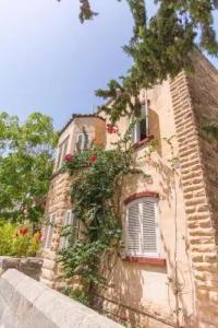 Basecamp Guest House - 0