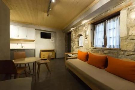 Small Luxury 1800 - 27