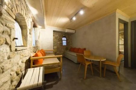 Small Luxury 1800 - 30