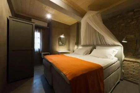 Small Luxury 1800 - 29