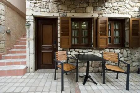 Small Luxury 1800 - 33