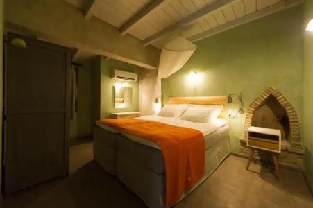 Small Luxury 1800 - 28