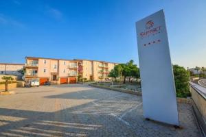 Sunset Apartments, Vir