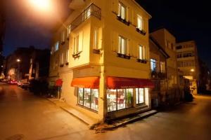 Queen Seagull, Istanbul