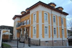 Villa Paris, Khisarya