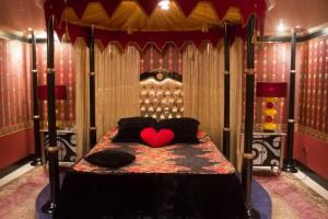 Priamos - Adults Only, Athens