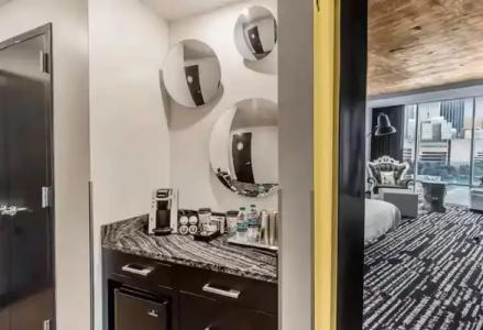 Lorenzo Dallas, Tapestry Collection by Hilton - 78