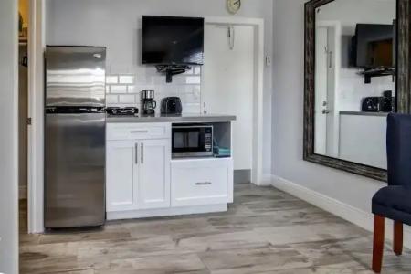 May-Dee Suites in Florida - 23