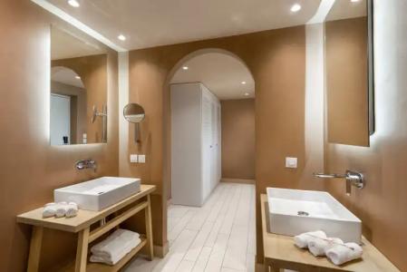 Eagles Palace - Small Luxurys of the World - 7