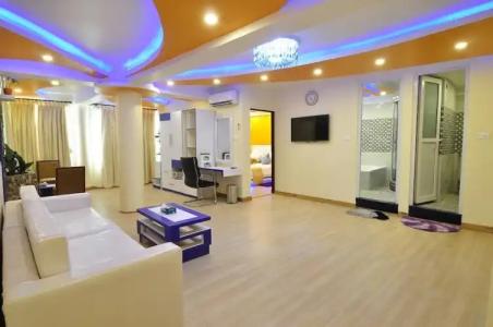 Royal Penguin Boutique 1 - 124