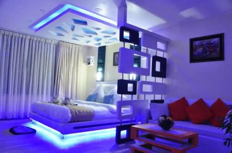 Royal Penguin Boutique 1 - 78