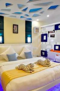 Royal Penguin Boutique 1 - 108